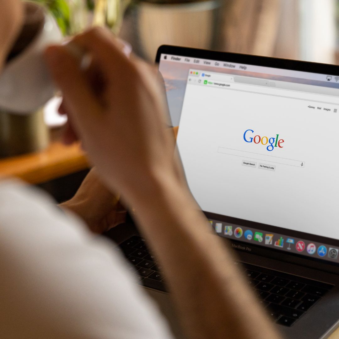 O Google Search Console surge como uma ferramenta indispensável para proprietários de sites que desejam monitorar, manter e resolver problemas relacionados à presença do seu site nos resultados da Pesquisa Google.